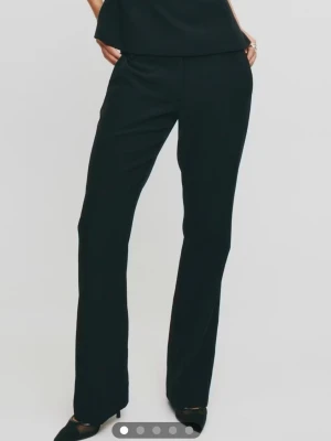 Lågmidjade kostymbyxor  - Lågmidjade kostymbyxor från BikBok i storlek 38💓