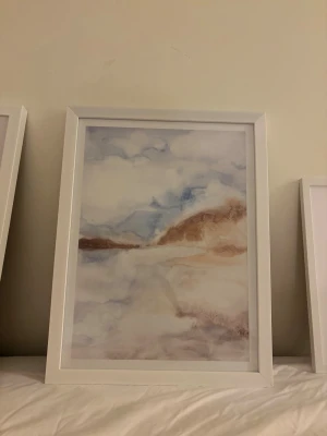 Ny poster 30x40cm - Superfin poster från desenio, 30x40! Aldrig använd. Köpte inför att jag skulle flytta och tyvärr passade det inte in i lägenheten 🫶🏼