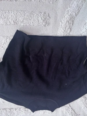 Svart stickad tröja - En enkel svart stickad tröja med rund halsringning och ribbade muddar. Tröjan har en klassisk passform och är tillverkad i mjukt stickat material, perfekt för kyligare dagar. Den är även kroppad. Ord pris 399kr