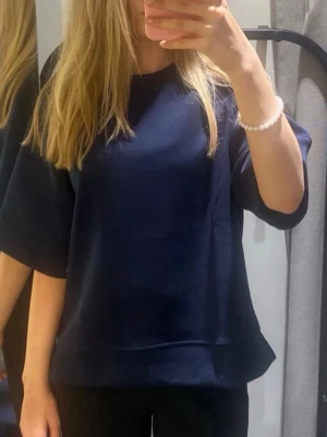 Mörkblå loose t-shirt - Asfin t-shirt i ett lite tjockare material, marinblå. Från Lindex och har inte använts så mycket! 💗