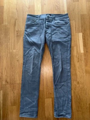 Jack & Jones jeans - Hej, jag säljer nu mina Jack & Jones jeans. Riktigt snygga jeans i storlek 32/32. En grå snygg färg som går att göra till en riktigt snygg outfit. (Slim fit) för dig som vill vara lite mer extra stalig.