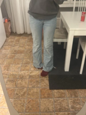 Ljusblå bootcut jeans - Säljer ett par ljusblå  baggy jeans med klassisk femficksdesign och normal midja. Jeansen har en avslappnad passform och är tillverkade i denim. Perfekta för en casual och trendig look.💕