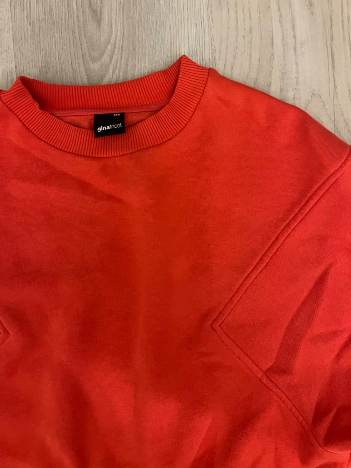 Röd sweatshirt från Gina Tricot - 1