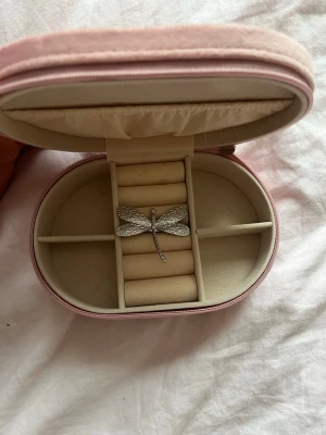 Silverfärgad trollslända brosch - Snygg brosch i form av en trollslända, tillverkad i silverfärgad metall med detaljerade vingar. Perfekt som accessoar för att ge din outfit en unik touch. Broschen är lätt att fästa och passar till många olika stilar.