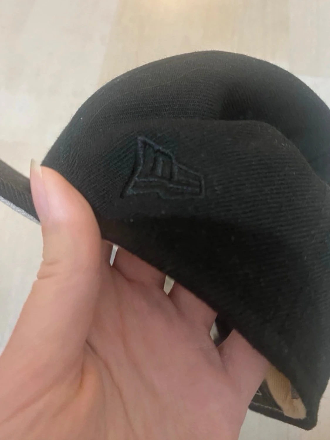 Svart keps med broderad logga - 2