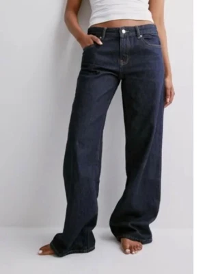 Mörkblå raka jeans med hög midja - Snygga mörkblå jeans med rak passform. Klassisk femficksmodell och knappgylf. Jeansen har en avslappnad, loose fit och är tillverkade i kraftig denim. Perfekta för en trendig och bekväm look.