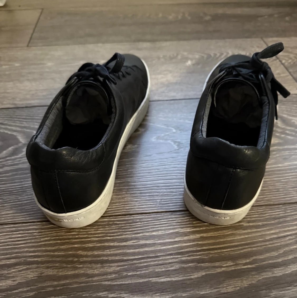 Svarta sneakers i läder med vit sula - 2
