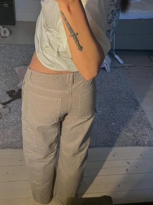 Beige cargobyxor - Säljer ett par beige cargobyxor med raka ben och tydliga sömmar 🤎
