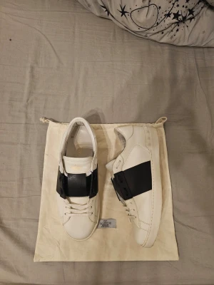 Valentino open bytes - Byter dessa äkta valentino opens i väldigt bra skick. Dem är i stl 42 och kommer med en dutbag. Väldigt intresserad i lanvins, flycrews men annat funkar också. Skivka vsd ni har. Skivk 9/10 tveka inte att höra av er. Kan säljas till rätt pris