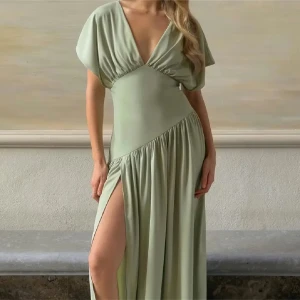 Ljusgrön långklänning med slits - Superfin klänning från Gina tricot. Köpte två storlekar så säljer den ena. Så fin!!!