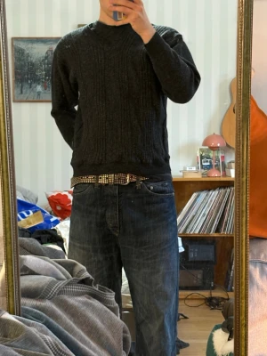 Svart stickad tröja från Wolsey  - Stickad svart tröja från Wolsey. Vita detaljer i tyget. Fint skick. Passform S/M. 