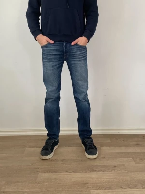 Jack and Jones Jeans  - Säljer ett par riktigt snygga blåa jack and jones jeans i bra skick för endast för 299kr!                                                                             Nypris:899kr därav väldigt bra erbjudande.             Modell:Slim fit                                                         Har några frågor är det bara att fråga på! 