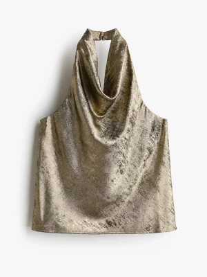 Guldig halterneck topp i satin - Trendig o slutsåld! Snygg guldig halterneck topp i glansig satin med draperad front och öppen rygg. Perfekt för dig som vill sticka ut med en trendig och elegant look. Toppens material ger en lyxig känsla och passar till många olika outfits.