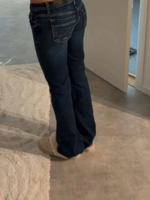 Ltb jeans - Lågmidjade bootcut jeans i modellen Valerie. Mörkblåa ltb Jeans, jättebra skick och knappt använda💗skriv för nått eller funderingar💗