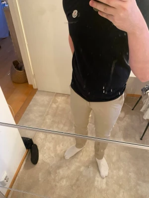 Beiga slim fit jeans - Snygga beiga slim fit jeans med klassisk femficksdesign och normal midja. Jeansen har en stilren look och passar perfekt till en avslappnad outfit. Materialet ser ut att vara bomullsblandning för skön komfort och bra passform. Storlek: 46