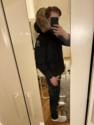 Parajumper jacka.  - Säljer nu en riktigt fet parajumper jacka. Perfekt till den kalla våren. Självklart äkta och det finns bevis på. Nypris 6000 men säljes för endast 1200. Mycket bra skick då den slutade passa mig fort. Tveka inte på att höra av er:) mvh Resellclts 