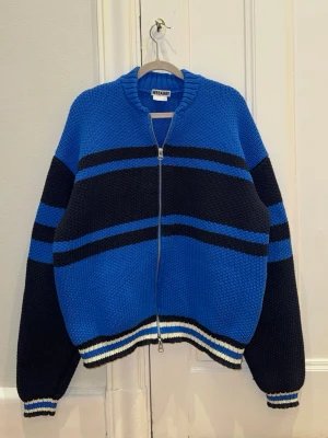 Zip up / ziptröja från Weekday - Snygg blå stickad ziptröja från Weekday. Nypris 800kr och mycket bra skick, använd max 5 gånger. 