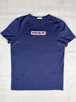 Moncler t-shirt - Moncler t-shirt | Skick: 9/10 | Size: S | Färg: Navy | Hör gärna av er vid frågor och funderingar!🤗