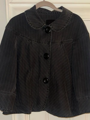 Svart trekvartsärmad jacka - Cool trendig jacka med trekvartsärmar