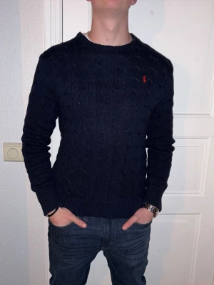 Blå stickad tröja från Ralph Lauren - Blå stickad tröja från Ralph Lauren i storlek M.  Fint skick till ett bra pris. Nypris: 2099kr. Mitt pris: 599kr. Vid frågor eller funderingar, tveka inte att höra av dig.