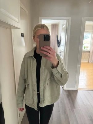 Jeansjacka  - Jeansjacka från stradivarius. Använd enstaka gånger