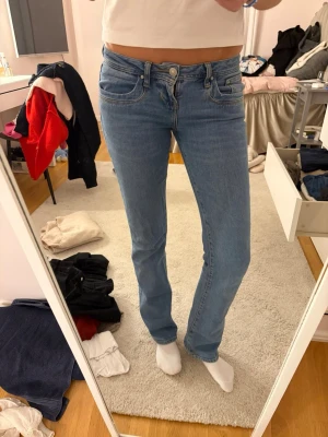 Ljusblå utsvängda jeans - Supersnygga blå Jeans från Ltb. Dem har inga defekter. Storlek: 27. Jag är 178 och dem passar perfekt i längden på mig. Skriv för fler frågor annars är det bara att trycka på ”köp nu”