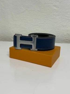 Herme's Bälte (Vändbar) - Går att bäras åt båda sidorna. Helt nytt aldrig använd. Storlek 110cm. Snabb frakt, endast bälte.