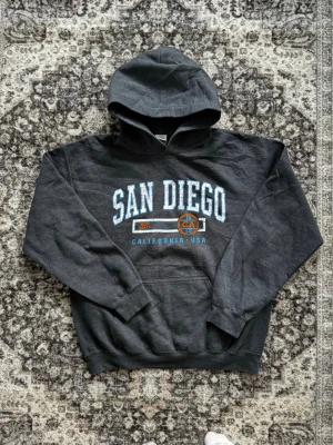 Vintage San Diego Hoodie🇺🇸 - Tjena! Säljer denna snygga vintage San Diego hoodie i storlek S/M med sjukt snygg passform! Den är i bra skick! För mer information är det bara att skriva!