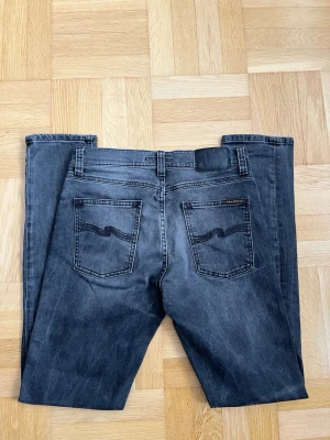 Nudie Jeans Lean Dean - Riktigt stiliga Nudie Jeans i modellen Lean Dean och storlek W29/L32. Jeansen är i mycket gott skick utan några större defekter och vid frågor eller funderingar är det bara att höra av sig! 😁