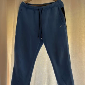 Blå mjukisbyxor från BOSS - BLÅ snygga mjukisbyxor