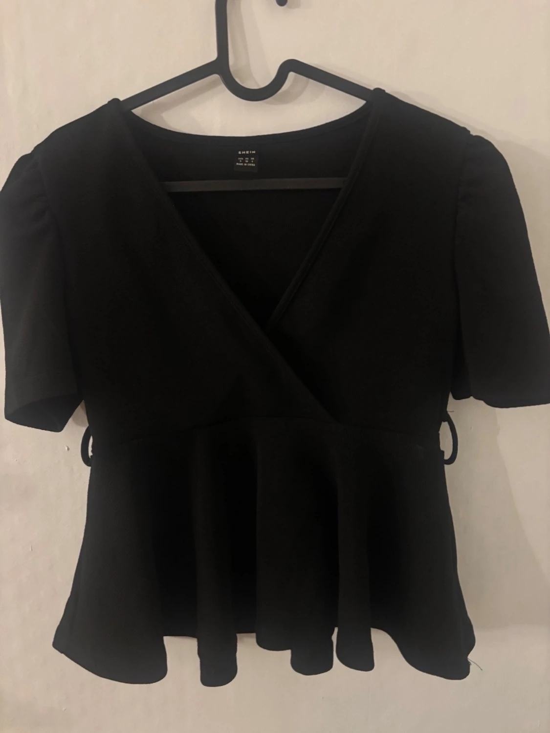 Svart omlottopp med volang - 1