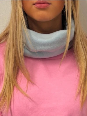 Fleece buff  - 🩵❄️🎿ljusblå fleece buff- Breeze. Handgjorda av vårat uf företag - Beyondbuff. Det finns ett begränsat antal så hör gärna av dig innan du köper 🩵Mått: 17 höjd, 27 bredd (rakt över)