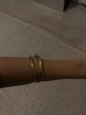 Chunky guld armband med twistad design - Säljer mitt super fina chuncky guld armband  metall med en cool twistad form. Mycket bra skick. Köpte i Italien❤️