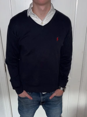 Mörkblå tröja från Ralph Lauren - Mörkblå tröja från Ralph Lauren i storlek M.  Fint skick till ett bra pris. Nypris: 1995kr. Mitt pris: 249kr. Vid frågor eller funderingar, tveka inte att höra av dig.