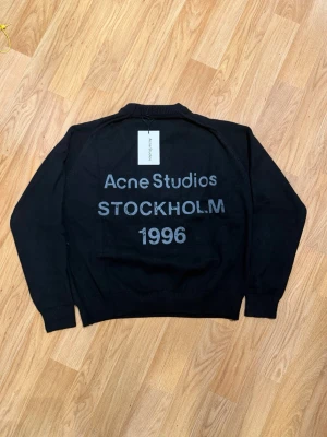 Acne Studios Sweater - Size S  - Acne Studios knitted Sweater🤩 Storlek S, passar även M - Helt Ny 10/10 Skick. Redo att bli fraktad idag 🚚 Skriv gärna vid funderingar ‼️ 