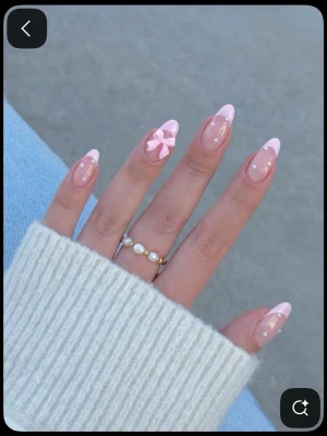 Handgjorda lösnaglar💞 - Snygga press-on naglar i mandelform med ljusrosa fransk tipp och små pärldetaljer.