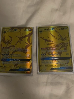 Pokémon GX Solgaleo & Lunala kort - Två Pokémon GX-kort: Solgaleo GX och Lunala GX. Båda korten har en glänsande guldfärgad design med holografisk effekt och är skyddade i plastfickor. Perfekt för samlare eller dig som vill boosta din lek med legendariska Pokémon.