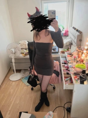 Mörkgrå offshoulder kortklänning - Mörkgrå kortklänning från Gina Tricot med offshoulder-design och lång ärm. Klänningen har en tight passform som framhäver figuren. Använd fåtal gånger! Nypris: 399kr