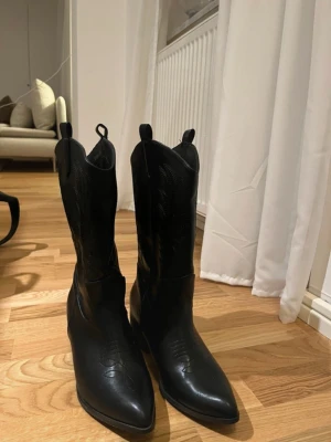 Cowboyboots  - Snygga cowboyboots som endast är använda en gång!! Säljer då de tyvärr är lite för stora för mig💞