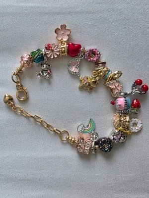 Färgglatt charmarmband med berlocker - .