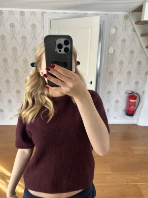 Stickad T-shirt - Säljer denna stickade T-shirt från Gina Young, den är i storlek 158/164 men passar mig som vanligtvis har xs/s❤️ använd 2 gånger