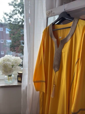 Abaya / jelabya  - Säljer dessa helt nya och oanvända fina abayas ( säljer flera av denna modell så bara att höra av er om antalet ni vill ha ). Jag har storlek ” 1 ” som motsvarar Small - Medium, och även storlek 2 som motsvarar Large💛
