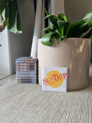 Kylskåpsmagnet med Sällskapsresan tema - Kylskåpsmagnet med Sällskapsresan tema. Available in size 50x50mm. All magnets are designed and handmade by me.  Materials used are a mix of new and second hand. Shopify: magnet-man-2.myshopify.com Insta: magnet.man_  /Magnet man