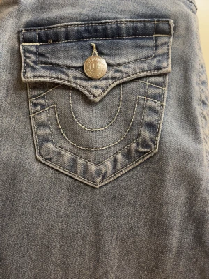 True Religion ljusblåa jeans - Säljer ett par True religion jeans som är ljusblåa och aldrig använts. Pris kan absolut diskuteras! Och kan lägga fri frakt på.