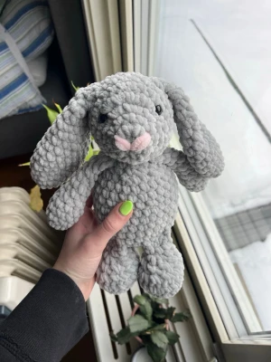 Ljusgrå jellycat-kanin🩶 - Har haft ett långt uppehåll på dessa kaniner men nu kommer en liten omgång av dem!🐰Här är en virkad ljusgrå Jellycat-kanin med ljusrosa nos.🩶🌸🐰