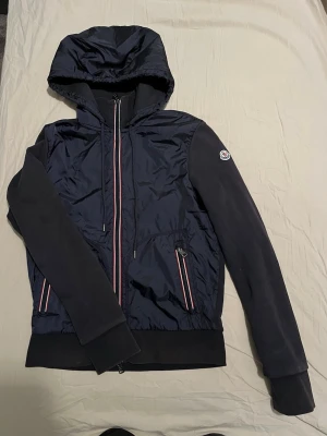 Moncler Maglia Cardigan - Säljer denna feta och unika Moncler Cardigan. Den har använts ganska länge och finns några mindre skavanker men de sitter på ställen som ej syns vid användning. Den har även blivit solblekt men utöver det så är den i väldigt bra skick. Denna säljs ej längre men såldes för cirka 9000kr~. Givetvis så är den äkta🙌🙌