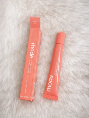 rhode Peptide Lip Tint Peach Pit - Peptide Lip Tint från rhode i färgen Peach Pit. Fick i julklapp ifrån någon som har köpt den utomlands💞 har endast testats på handen.