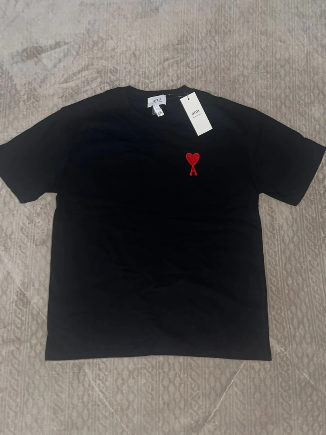 Svart t-shirt från Ami med rött hjärta