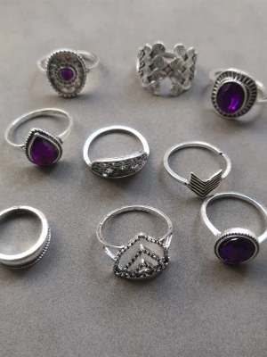 9st ringar  - 9st ringar med olika former och mönster. Materialet är alloy. (#622)
