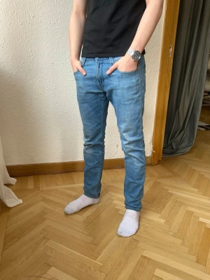 Blå slim fit jeans från Replay - Snygga blå slim fit jeans från Replay                            Liten slitning på skrevet (bild 4)                                Fråga gärna vid minsta fundering!                              Pris kan diskuteras                                                         W29 L30